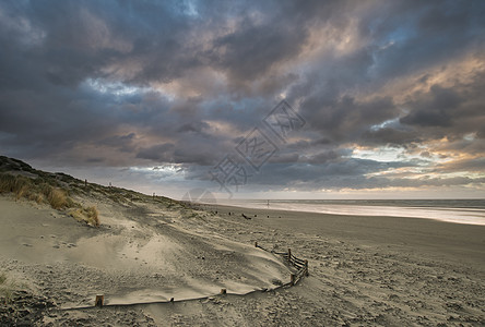美丽的冬季日出西威特海滩苏塞克斯英国,风吹沙穿过海滩图片