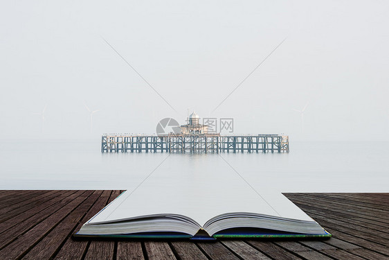 精美的艺术极简主义景观形象,遗弃的码头雾蒙蒙的早晨停留海上,呈现出片废墟,漂浮页开放的故事书中图片