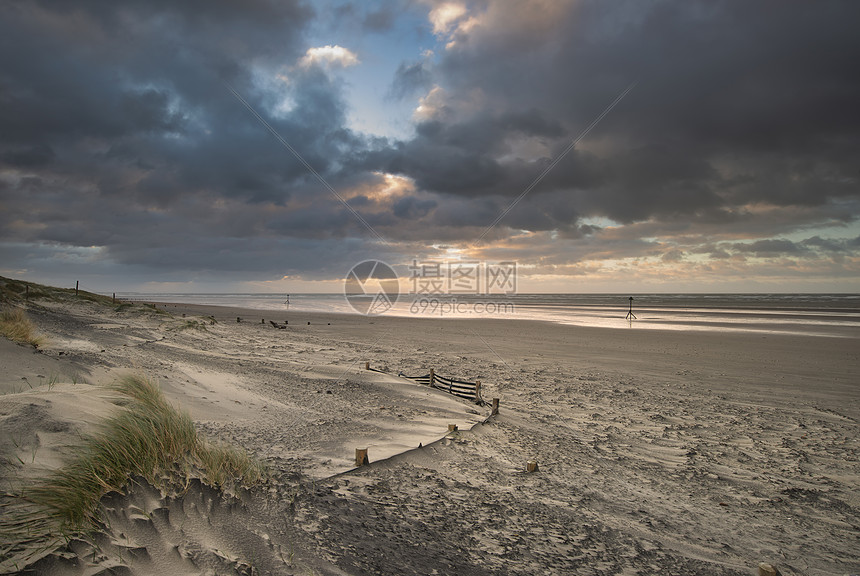 美丽的冬季日出西威特海滩苏塞克斯英国 风吹沙穿过海滩高清图片下载 正版图片 摄图网