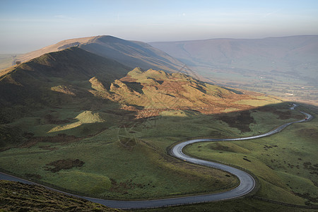 条风景优美的道路蜿蜒穿过埃代尔山谷,个雾蒙蒙的冬季早晨,英国的高峰地区图片