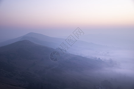 美丽的冬季日出景观形象的大岭英国的高峰地区,薄雾悬挂山峰周围图片