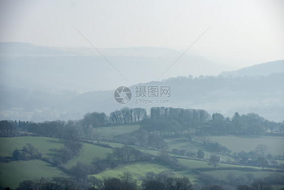 美丽的景观形象,个朦胧的冬季,英国的高峰地区,福德边缘的山坡上观看图片
