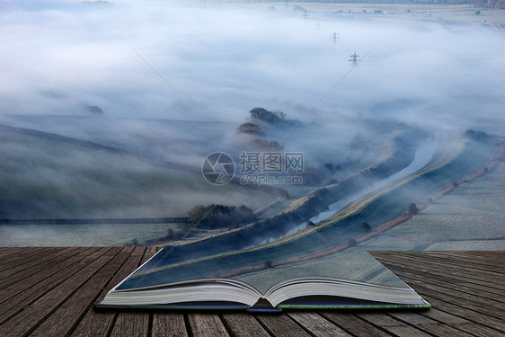 美丽的雾蒙蒙的英国乡村景观日出冬天,层层滚动田野里出来的神奇故事书页图片