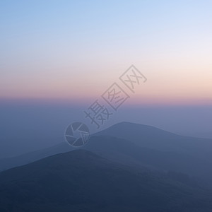 美丽的冬季日出景观形象的大岭英国的高峰地区,薄雾悬挂山峰周围图片