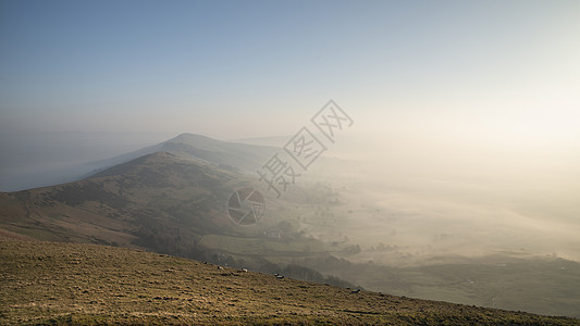 美丽的冬季日出景观形象的大岭英国的高峰地区,薄雾悬挂山峰周围图片