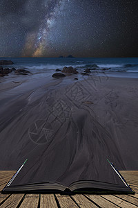 令人惊叹的充满活力的银河复合图像美丽的海滩景观上,神奇的故事书中的页面中出来图片