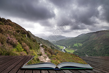 美丽的景观形象,悬崖上走斯诺登尼亚,俯瞰巴茅斯科德伊布林森林,神奇的故事书页中出来图片
