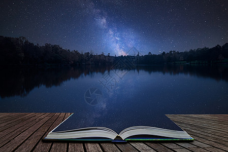 惊人的惊叹的充满活力的银河复合图像静止的湖泊景观上神奇的故事书中的页面中出来图片