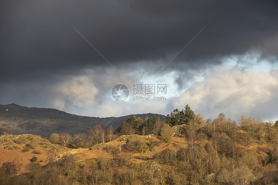 春季日出时英国湖区赖德尔水周围乡村的美丽景观形象图片