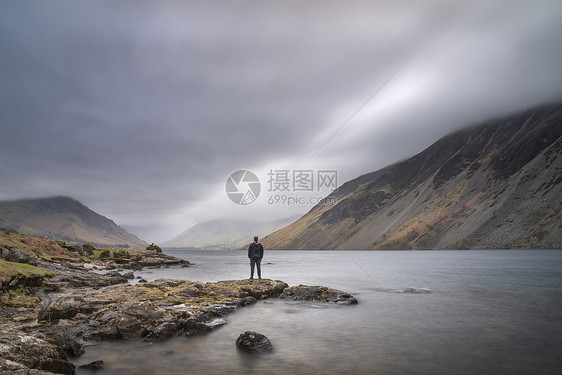 美丽的长曝光景观图像的废物水英国湖区喜怒无常的春天晚上图片