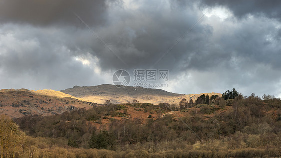 春季日出时英国湖区赖德尔水周围乡村的美丽景观形象图片