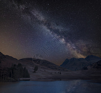 银河的数字复合图像令人惊叹的景观图像上的布莱塔恩英国湖区图片