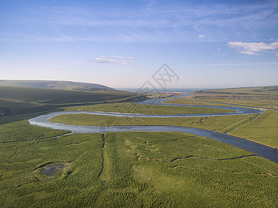 美丽的空中无人机景观图像蜿蜒河流沼泽地日出背景图片