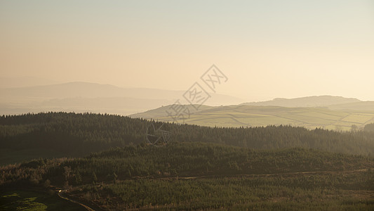 古默斯的风景,如何湖区美丽的秋色森林与朦胧的微光傍晚图片