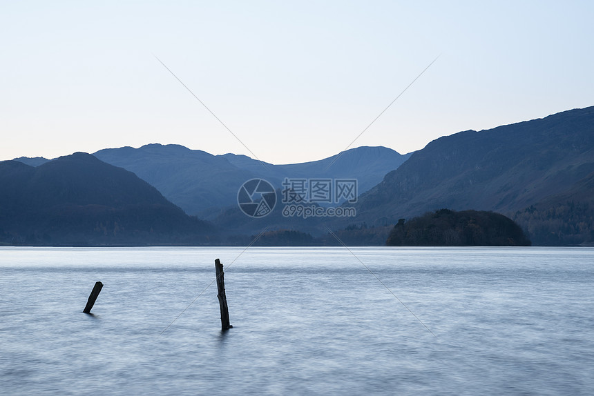 秋季日出时湖区德温特水的美丽长曝光景观图像,色彩柔图片