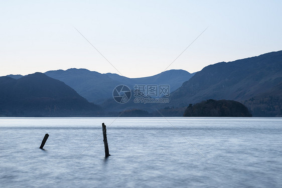 秋季日出时湖区德温特水的美丽长曝光景观图像,色彩柔图片