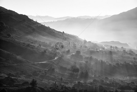 令人惊叹的秋景日出湖区,阳光透过薄雾流入朗代尔山谷图片