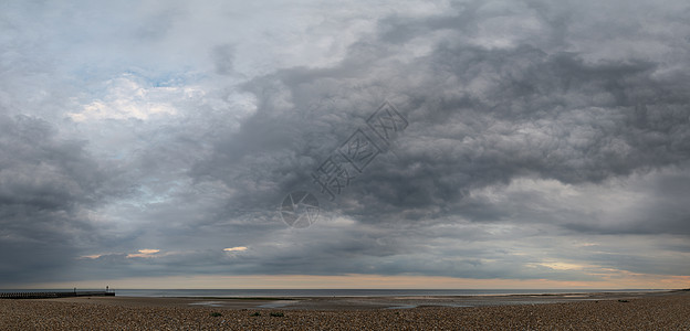 美丽的全景景观形象的海滩低潮与穆迪风暴云聚集头顶图片
