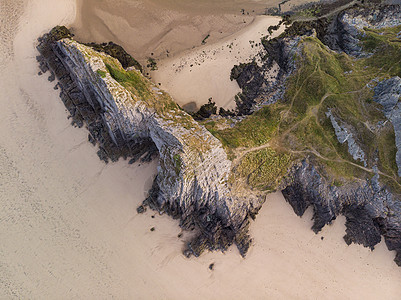 夏季日出期间,南威尔士三个悬崖海湾的美丽无人机景观图像图片