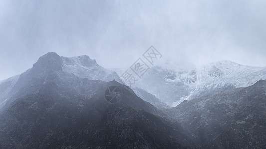 令人惊叹的穆迪戏剧的冬季景观山形象,白雪皑皑的y加恩斯诺登尼亚图片