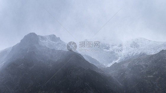 令人惊叹的穆迪戏剧的冬季景观山形象,白雪皑皑的y加恩斯诺登尼亚图片