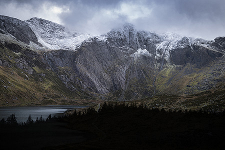 令人震惊的戏剧冬季景观图像的lynidwal白雪覆盖的Glyders山脉斯诺登尼亚图片