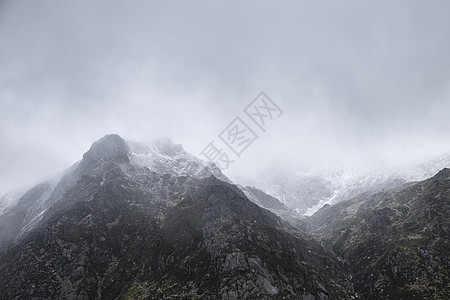 令人惊叹的穆迪戏剧的冬季景观山形象,白雪皑皑的y加恩斯诺登尼亚图片