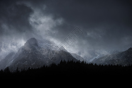令人惊叹的穆迪戏剧的冬季景观山形象,白雪皑皑的y加恩斯诺登尼亚图片