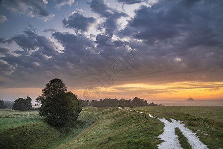 美丽的夏季日出景观形象英国乡村与薄雾悬挂田野图片