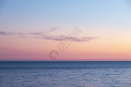 美丽的夏季景观日落图像,五彩缤纷的天空平静的长曝光海上背景图片