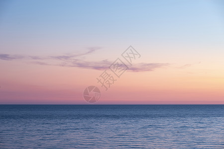 美丽的夏季景观日落图像,五彩缤纷的天空平静的长曝光海上图片
