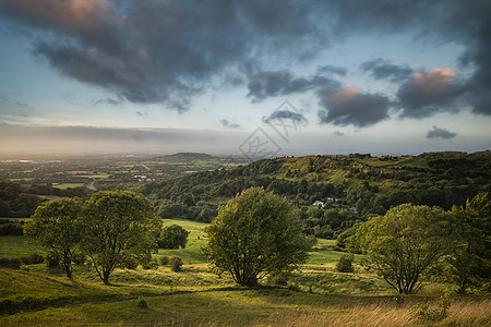 美丽的景观图像英国乡村夏季日落与柔的光线提供长阴影与惊人的戏剧天空图片