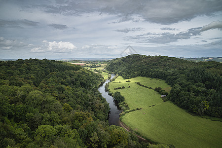 美丽的夏季景观,西蒙兹亚特河怀英国威尔士乡村图片