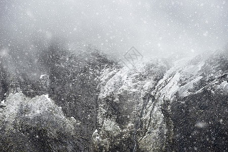令人震惊的戏剧景观图像,白雪覆盖的格里德斯山脉雪冬期间,与威胁低云悬挂山峰图片