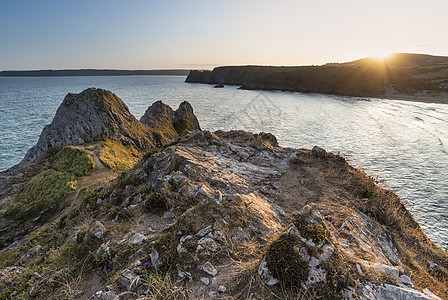 美丽的夏季傍晚日落海滩景观形象三个悬崖湾南威尔士图片