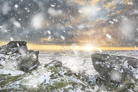 令人惊叹的冬季日落景观,山上俯瞰乡村大雪风暴图片
