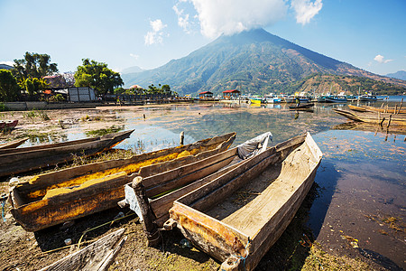 洲危地马拉高地美丽的阿蒂特兰湖火山图片