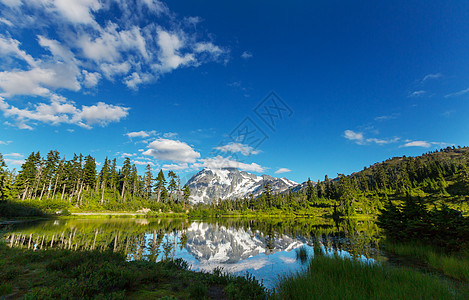 风景图片湖与山树山倒影华盛顿,美国背景图片