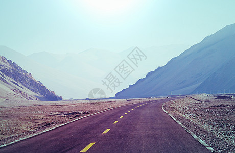 山上风景优美的道路旅行背景图片