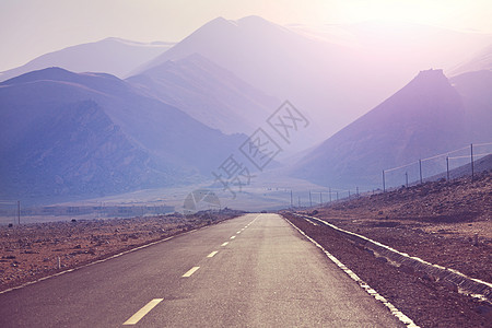 山上风景优美的道路旅行背景图片