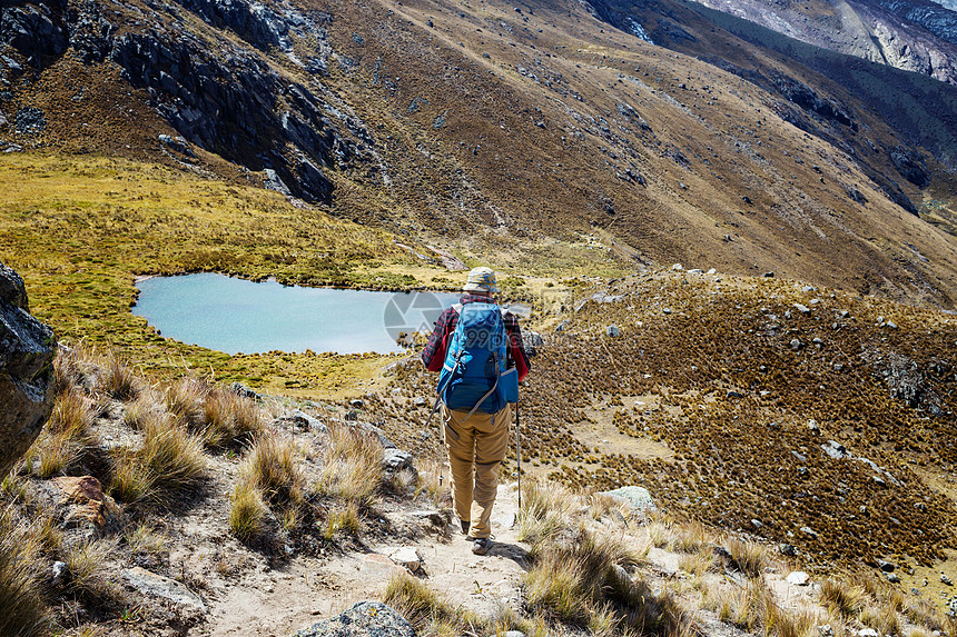 秘鲁科迪勒拉山的徒步旅行场景图片