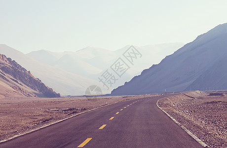 山上风景优美的道路旅行背景图片