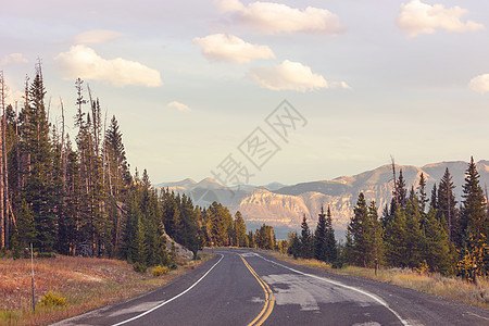 山上风景优美的道路旅行背景图片