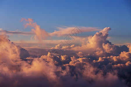 日落时寻常的风暴云天空的鲜红橙色适合背景图片