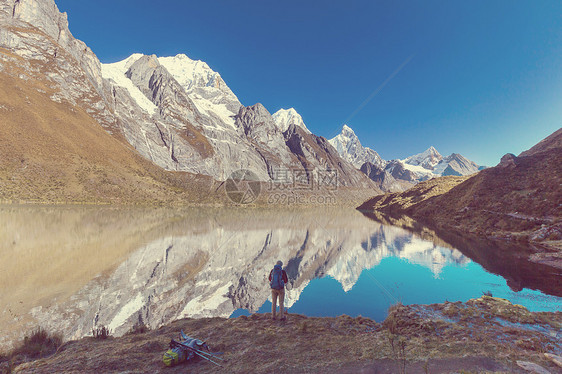 秘鲁科迪勒拉山的徒步旅行场景图片