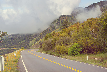 山上风景优美的道路旅行背景图片