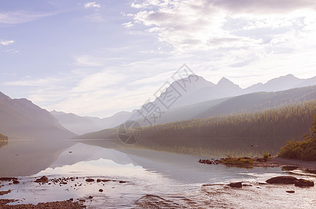 美丽的鲍曼湖与壮观的山脉冰川公园,蒙大,美国Instagram过滤器图片