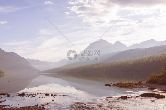 美丽的鲍曼湖与壮观的山脉冰川公园,蒙大,美国Instagram过滤器图片