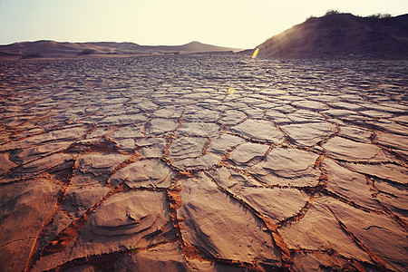 沙漠中的旱地图片