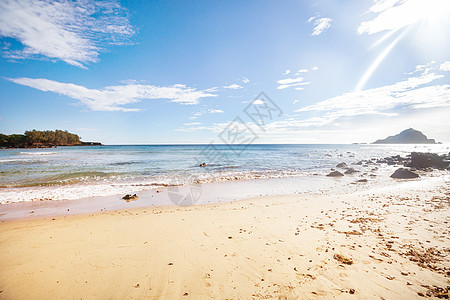 神奇的夏威夷海滩日落或日出时与冲浪者起海洋中波动波浪与温暖的日落颜色美国瓦胡海滩图片